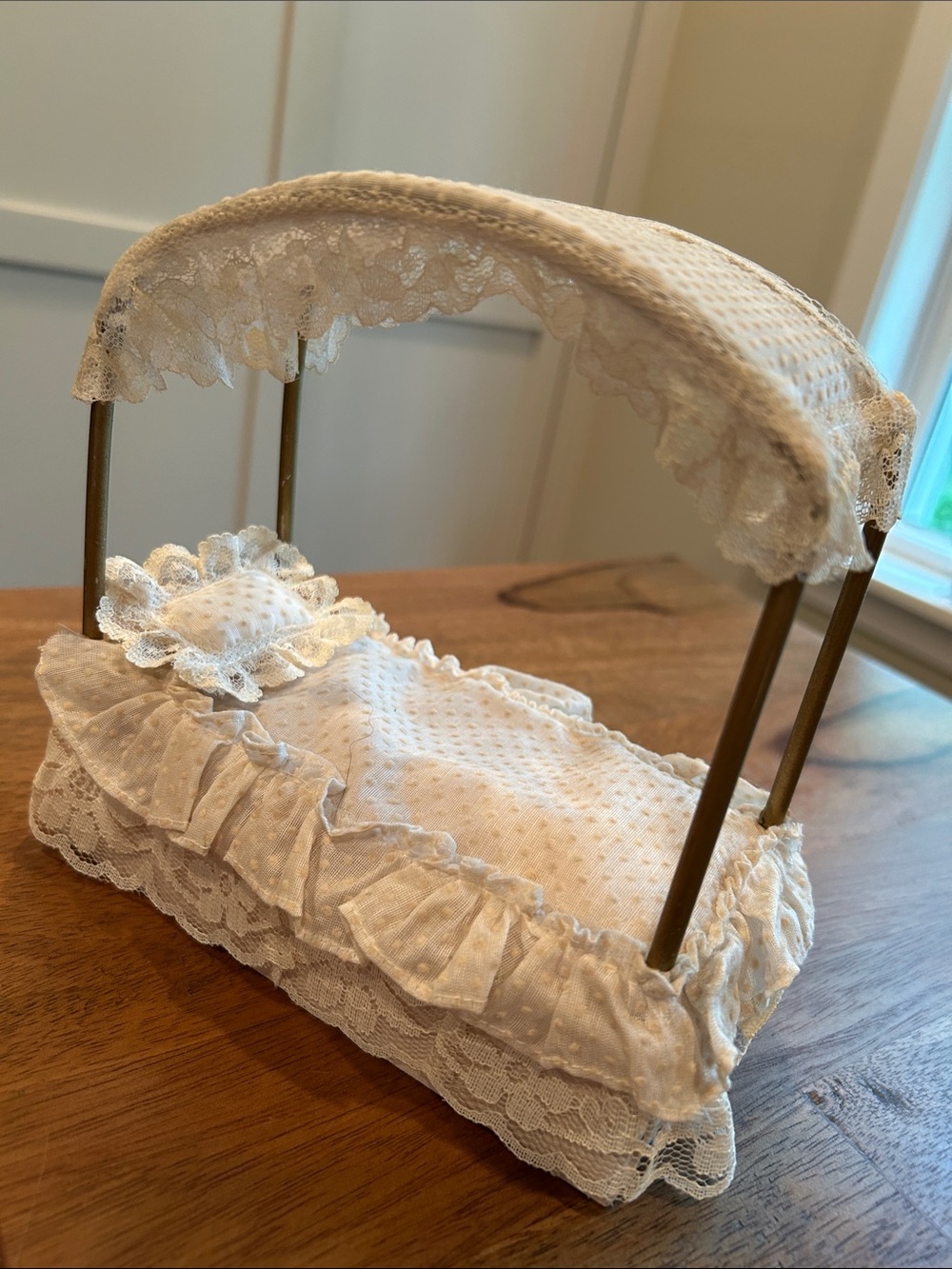 Vtg White Child’s Bedroom Set, Lot of 5 Dollhouse Furniture - Picture 2 of 9